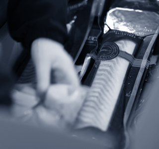 Packen eines Pakets mit Fisch