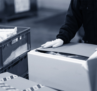 Versandpaket wird verschlossen